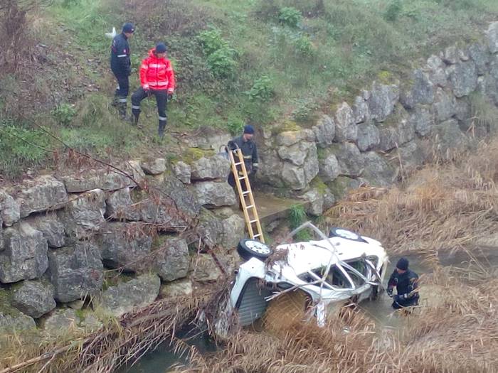Uztailaren 8ko uholdeak eramandako auto bat atera dute Zidakos ibaitik