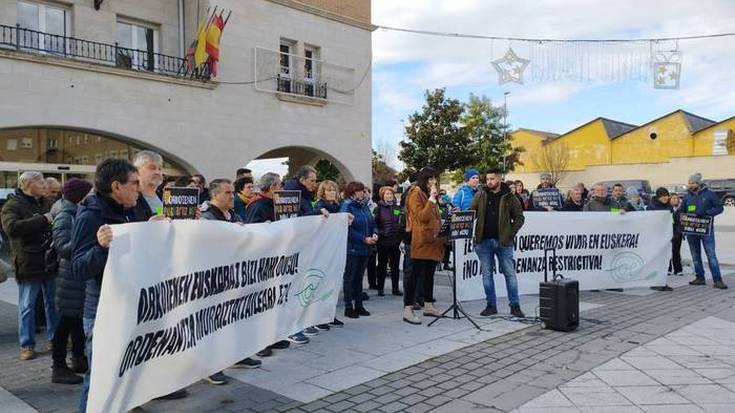 "Orkoiengo alkateak ez gaitu euskaltzaleok ordezkatzen"