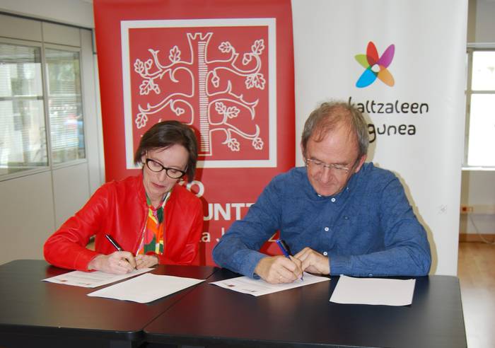 Euskararen aldeko sinergiak sortzeko hitzarmena berritu dute Eusko Ikaskuntzak eta Topaguneak