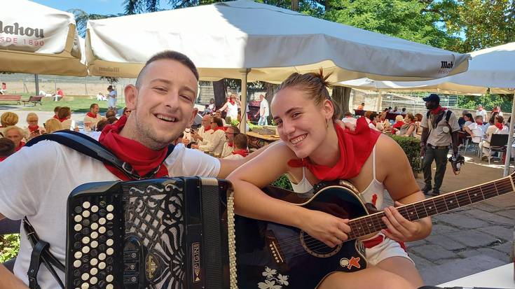 Burutik taldeak zuzenekoa eskainiko du Herriko tabernan