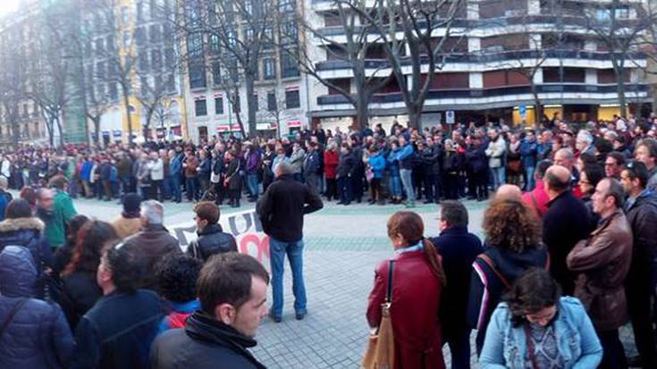 Ehunka pertsona bildu dira bankuen lukurreriaren aurka eta Miren Peñaren omenean