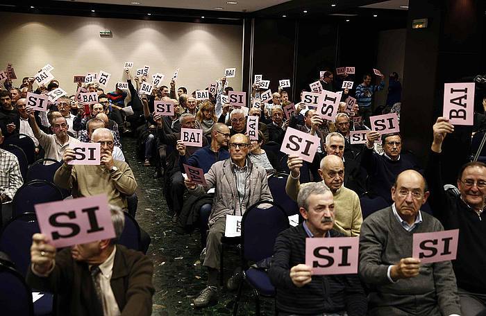 Nafarroako Parlamentuak 2014ko abenduaren 2an onartu zuen Osasunaren zorra berregituratzeko foru araua. Horren arabera, Nafarroako Gobernuak berme bat eman zion klubari, hamabost urteko epean Osasunak zorrak kitatu ahal izateko.