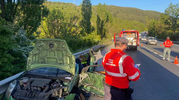 Kamioi gidari bat hil da Arren izandako istripuan