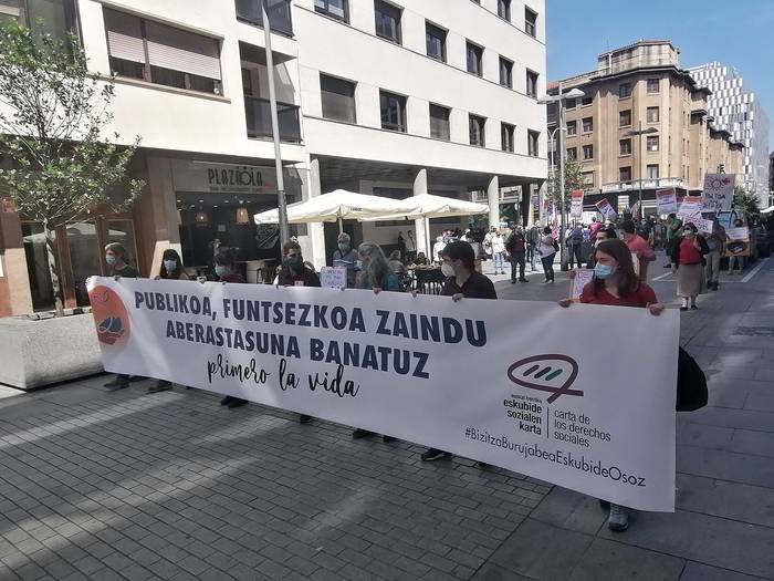 Krisialdiari irtenbide soziala eman diezaiotela eskatu dute ehunka lagunek Iruñean