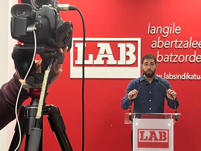 Alor publikoko esklusibotasuna kobratu eta klinika pribatu batean lan egiten duen medikuaren kasua argitara atera du LABek