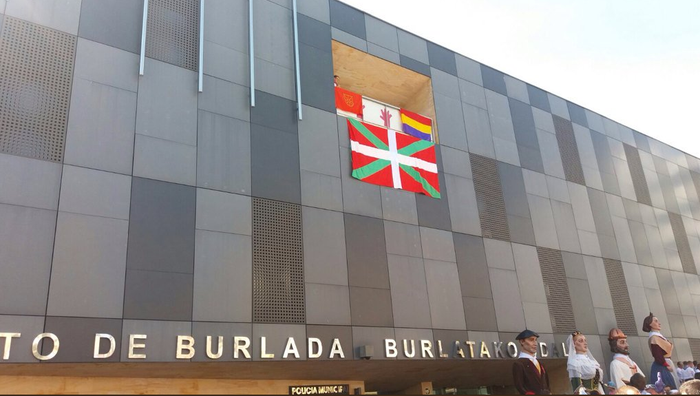 Burlatako udaletxean ikurrina jarri izanaren aurkako ebazpena eman du epaitegiak
