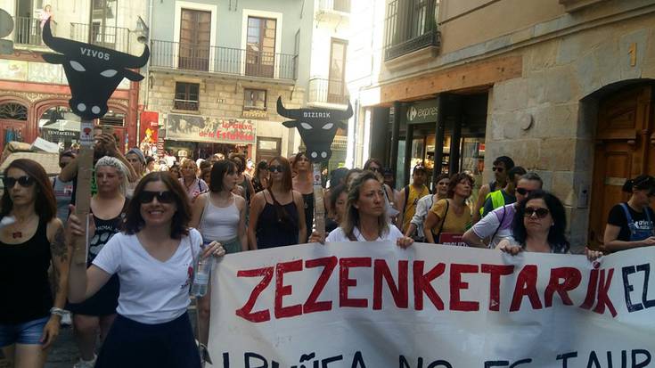 Zezenketen kontrako manifestazioa San Ferminen atarian