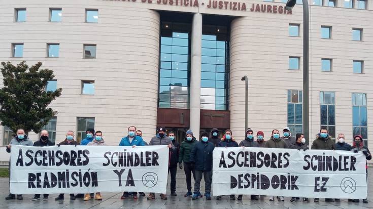 Bi kaleratzeren aurrean Schlinder enpresako teknikariek 8 orduko lanuztea egin dute