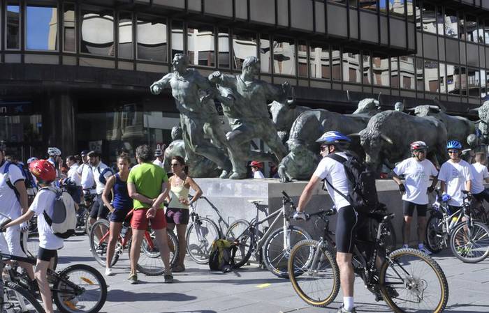 Bizikletak uzteko 1.500 aparkaleku eraikiko dituzte