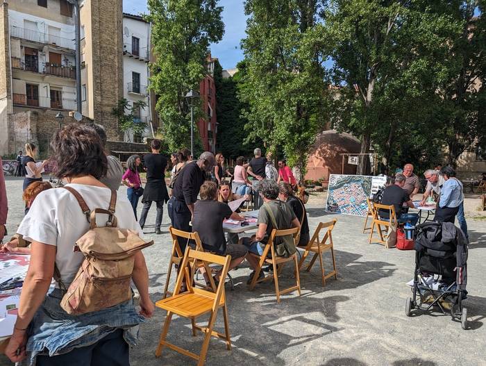 Santa Ana plaza biziberritzeko sei proposamen mahai gainean