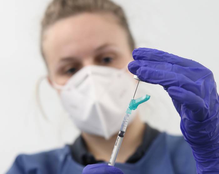 Kutsatzeak apur bat jaitsi dira Nafarroan: 400 baino gutxiago erregistratu ditzute