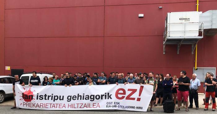 Lan istripuan izandako heriotza salatu dute