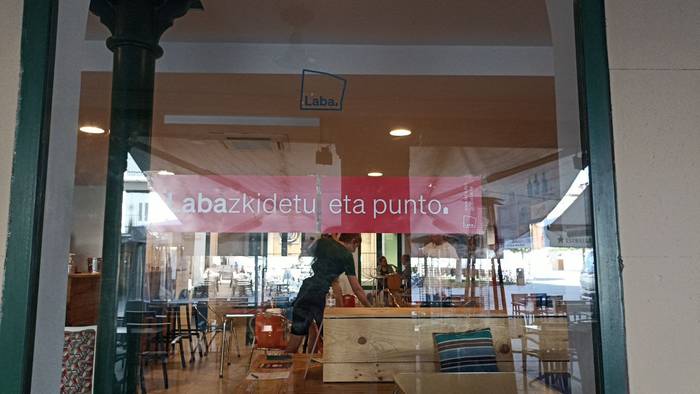 Iruñeko Udalak geldirik du terraza jartzeko Labaren eskaera
