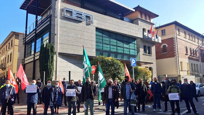 Bidaiarien garraio sektoreko patronalak hitzarmena desagertzea helburu duela salatu dute ELAk, CCOOk eta UGTk