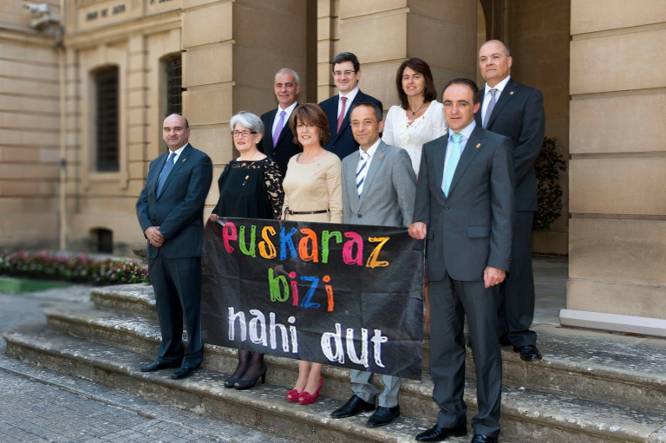 Lema kolpea UPNren hizkuntza politikan: Esparzak apirilaren 25eko Anaitasunako ekitaldian parte hartzera deitu du