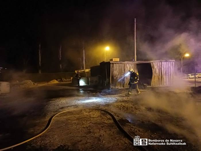Txantrea Hegoaldeko obretan nahita eragindako sutea ikertzen ari da Udaltzaingoa