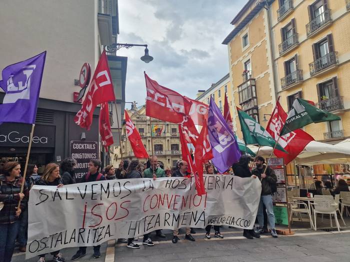 Sindikatuek ostalaritza-sektorerako hitzarmen "duina" eskatzeko elkarretaratzea egin dute Iruñean