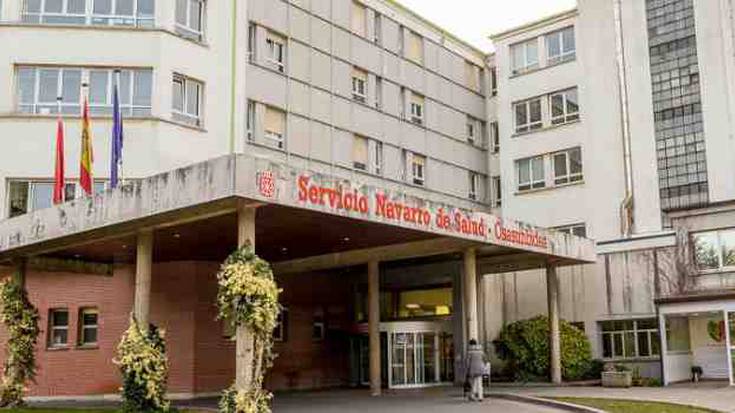 COVID-19agatik ospitaleratuen kopurua duela hilabetekoaren herena da