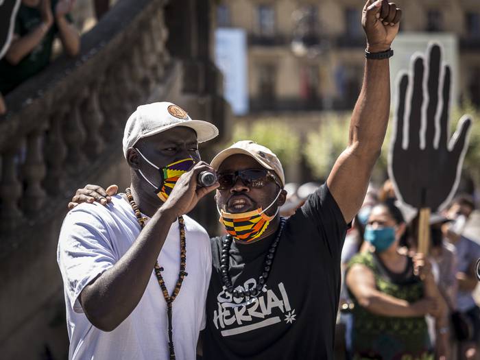 Migratzaile guztien erregularizazioa eskatu dute elkarretaratze batean, Iruñean