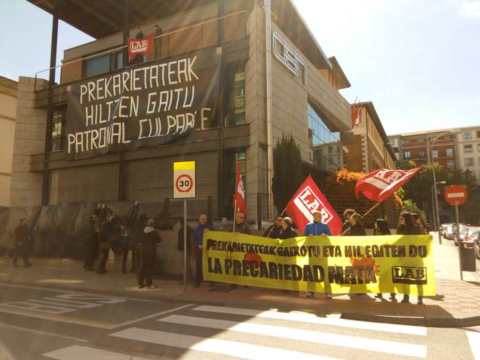 Prekarietatea salatzeko ekintza egin du LABek Nafarroako Enpresarien Konfederazioan