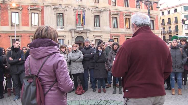 Zerrenda bakarra aldarrikatzeko elkarretaratzea egin dute hainbat irakaslek