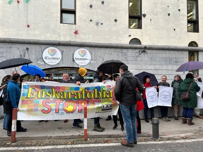Langile publikoei euskara ikasteko baimenak ukatzen dizkietela salatu du LAB sindikatuak