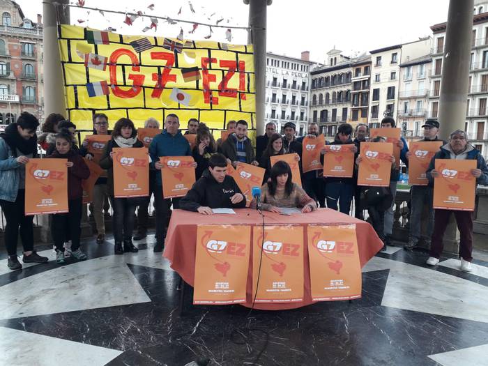 G7 Ez! plataforma aurkeztu dute Iruñean