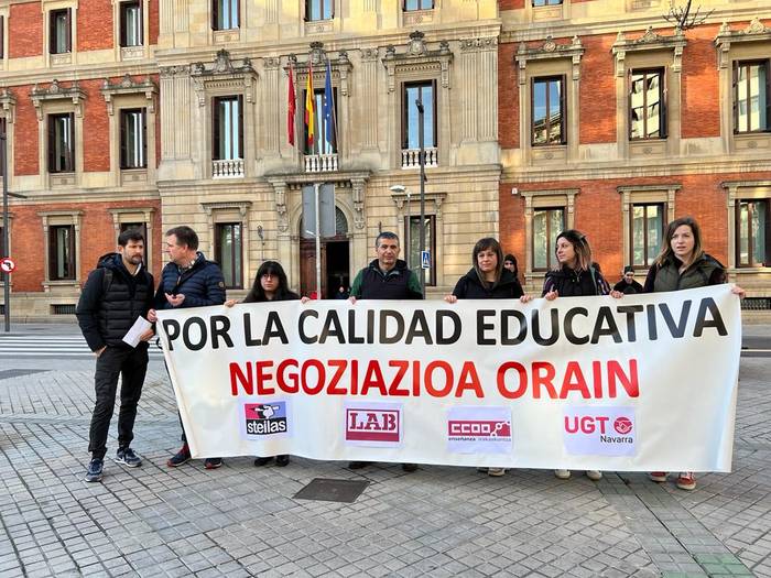 Negoziazio mahaia lehen bait lehen deitu dezala eskatu diote sindikatuek Carlos Gimenori