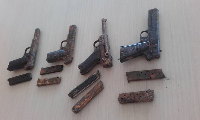 Gerra Zibileko lau pistola aurkitu dituzte Bidasoa ibaian