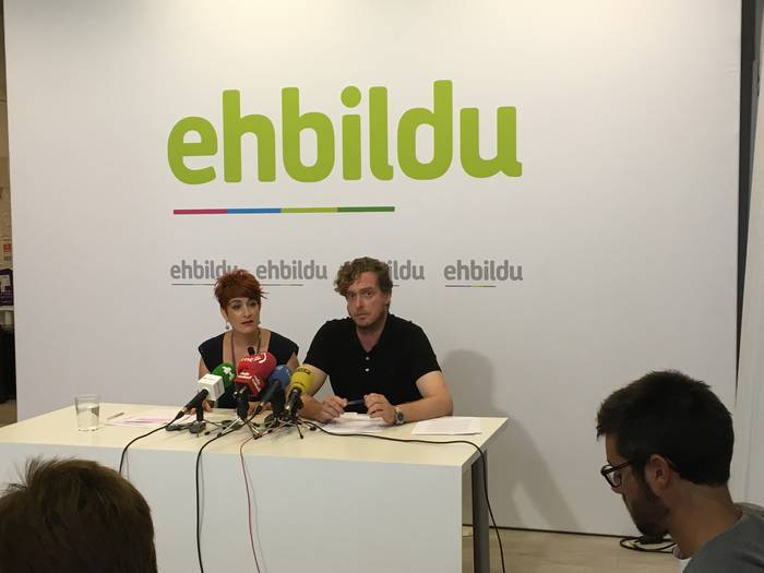 Bakartxo Ruiz: "AHTarekin elite ekonomikoei men egiten ari zaie"