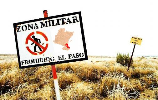 Talde antimilitaristek Gobernuari eskatu diote ez ditzala gastu militarrak ordaindu