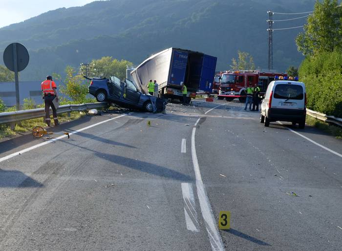 Hildako bat N-121-A errepidean, Bera parean izandako istripu baten ondorioz