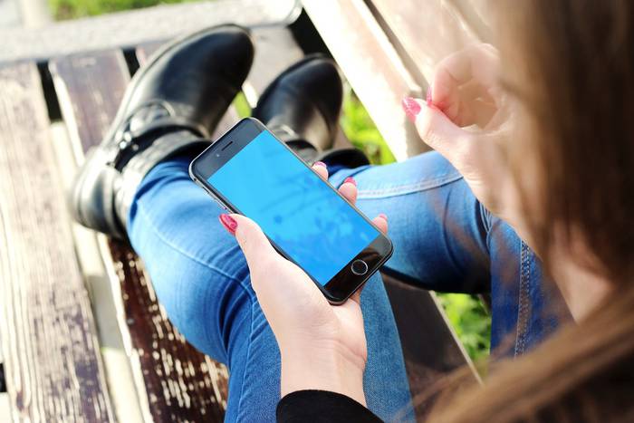'Sexting'- aren kalte eta arriskuei buruzko sentsibilizazio kanpaina eginen du Iruñeko Udalak