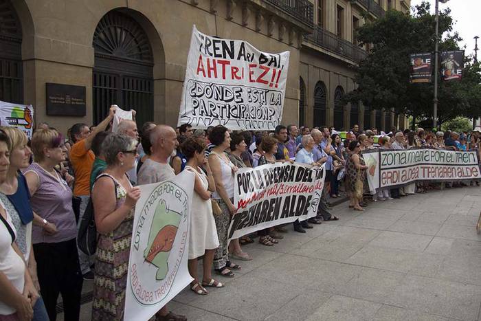 "Nafarroako AHTa interes politiko eta ekonomiko pribatuen ondorio da"