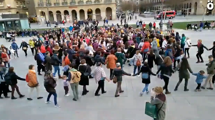 Migrazio politikak salatzeko, dantza