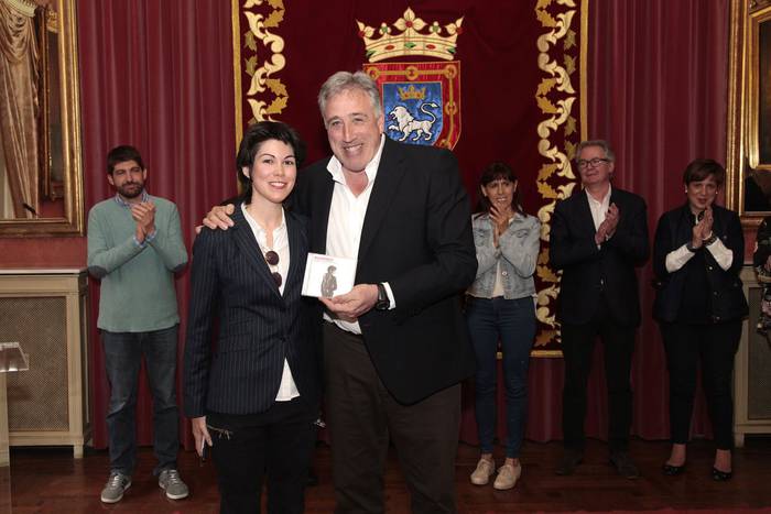 Isabel Villanueva biola-jotzaile iruindarrari harrera egin dio Iruñeko Udalak