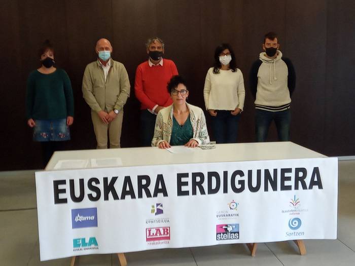 Hezkuntzan hizkuntz arrakala gainditzeko baliabideak eskatu ditu euskalgintzak