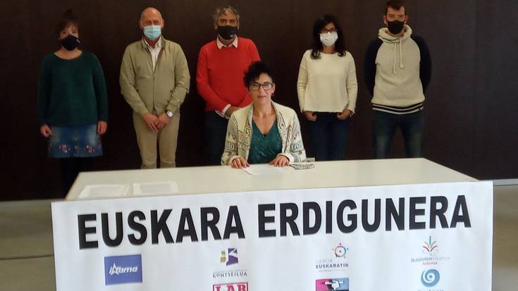 Hezkuntzan hizkuntz arrakala gainditzeko baliabideak eskatu ditu euskalgintzak