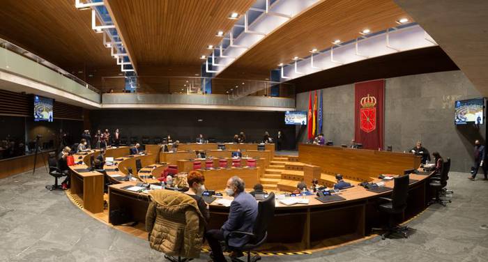 Datuak onak izan arren, parlamentuko talde gehienek "zuhurtzia" eskatu dute