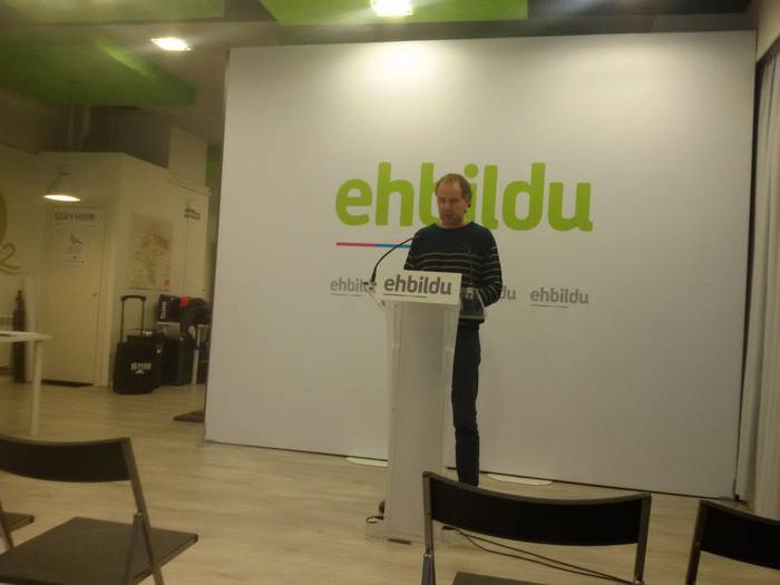 Administrazioan Euskara erabiltzeko dekretua "kontrako norabidean" doala salatu du EH Bilduk
