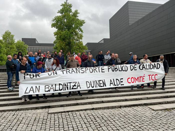 Garraio publikoko gidariek ezarritako itxaron denborak eguneratu daitezen eskatu dute