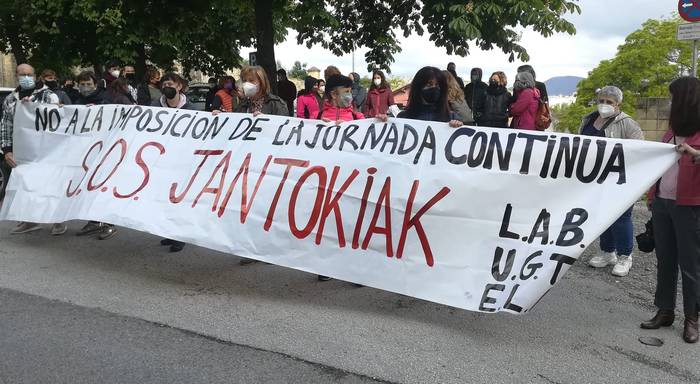 LAB, ELA eta UGT sindikatuek eskatu dute ez dezatela eskola guztietan jardunaldi jarraitua inposatu