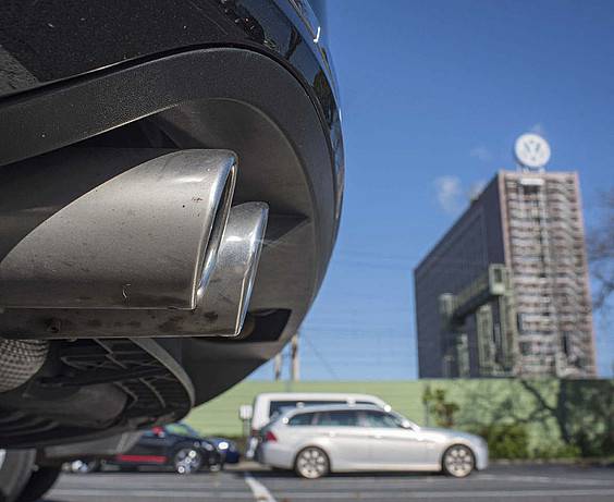 Volkswagenen itzala sektore osora hedatzen ari da, araudi biguna lagun