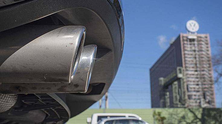 Volkswagenen itzala sektore osora hedatzen ari da, araudi biguna lagun