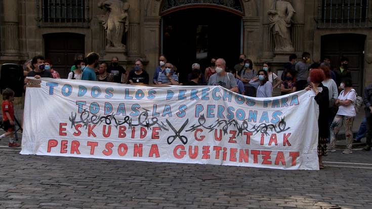 Iruñean hogei bat gazte baztertuta daudela salatu dute