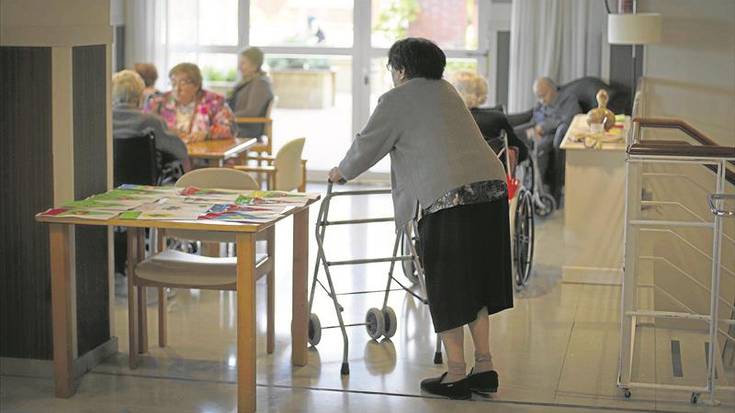 Koronabirusaren aurkako neurriak arindu ditu gobernuak zahar etxeetan