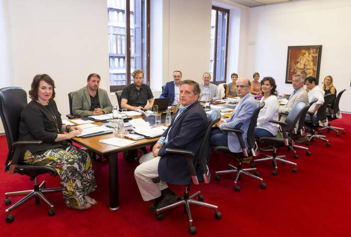 Franco hobitik ateratzea babestu du Nafarroako Parlamentuak
