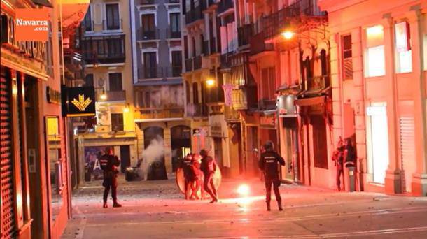 Iruñeko istiluak "terrorismo delitu" direla berretsi eta Madrilen ikertu nahi ditu Audientzia Nazionalak