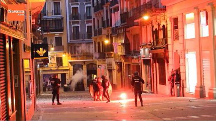 Iruñeko istiluak "terrorismo delitu" direla berretsi eta Madrilen ikertu nahi ditu Audientzia Nazionalak