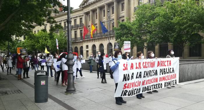 Iruñeko Udaleko etxez etxeko arreta zerbitzuko langileak greban dira